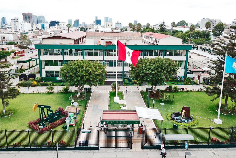 DIRECTOR DE FORMALIZACIÓN MINERA DEL MINEM ACLARA SITUACIÓN PROFESIONAL Y DESCARTA VÍNCULOS CON MINERÍA ILEGAL MEDIANTE COMUNICADO OFICIAL