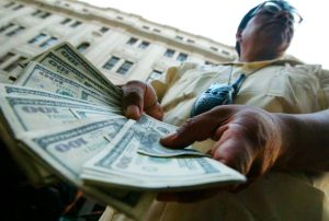 BCRP COMPRÓ US$ 373 MILLONES Y DÓLAR BAJÓ A NUEVO MÍNIMO