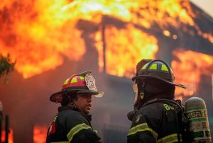 UN FUTBOLISTA Y SU MADRE MUEREN TRAS QUEDAR ATRAPADOS EN EL DESTRUCTIVO FUEGO EN LIRQUÉN