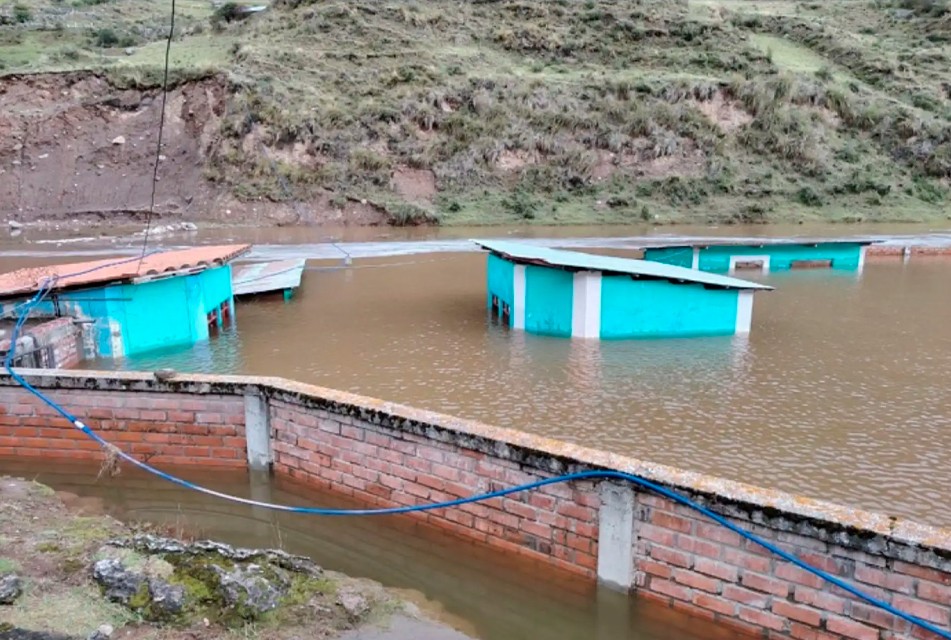 LLUVIAS ORIGINAN DESBORDE DE CANAL E INUNDA BAÑOS TERMALES DE COLPA EN PASCO