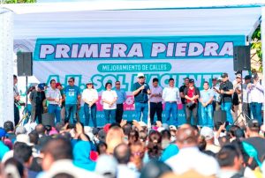 GOBERNADOR DE LORETO RENÉ CHÁVEZ COLOCÓ EL PRIMER LADRILLO PARA INICIO DE OBRA EN A.H. SOL NACIENTE