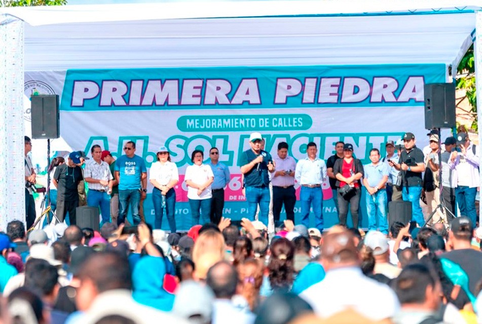 GOBERNADOR DE LORETO RENÉ CHÁVEZ COLOCÓ EL PRIMER LADRILLO PARA INICIO DE OBRA EN A.H. SOL NACIENTE