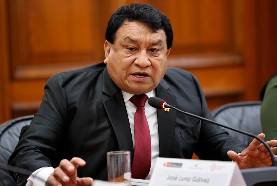 LUNA GÁLVEZ PROPONE REESTRUCTURAR PETROPERÚ, COMBATIR LA MINERÍA ILEGAL Y PRIORIZAR LA INFRAESTRUCTURA HÍDRICA