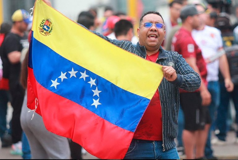 VENEZOLANOS EN PERÚ ACUDEN A EMBAJADA DE SU PAÍS TRAS ANUNCIO DE CAPTURA DE MADURO