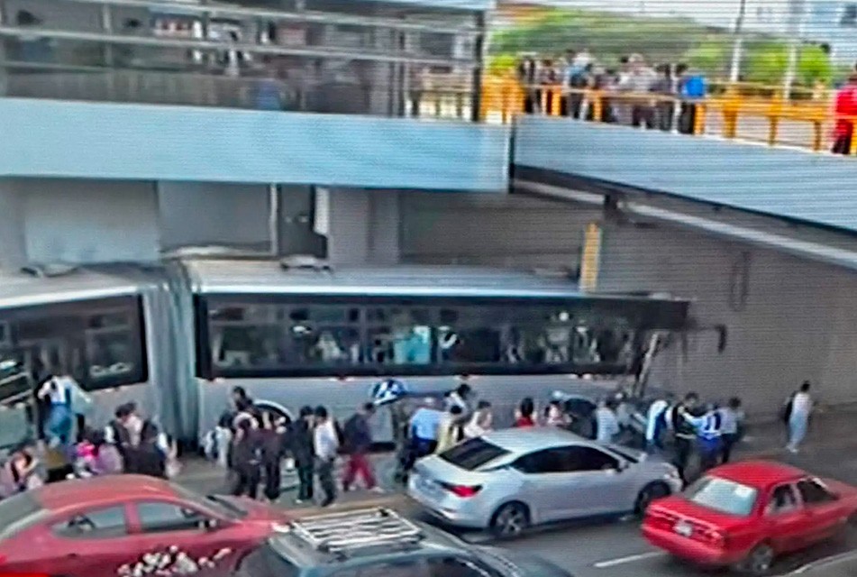 PASEO DE LA REPÚBLICA: BUS DEL METROPOLITANO SE ESTRELLA CONTRA PUENTE EN ESTACIÓN MÉXICO
