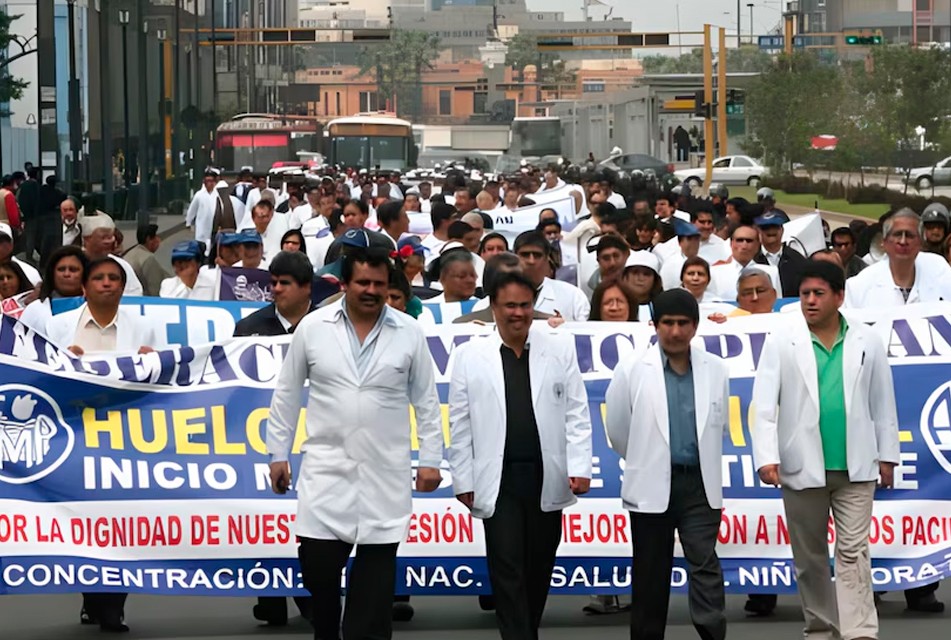 CERCA DE 20,000 EMPLEADOS DE SALUD CONVOCADOS A ACATAR UN PARO REGIONAL EL 28 DE ENERO