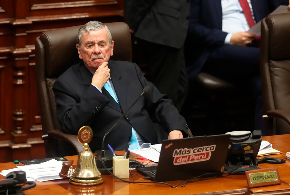 FERNANDO ROSPIGLIOSI LLAMA A LA REFLEXIÓN A BANCADAS Y PIDE NO CREAR TURBULENCIAS