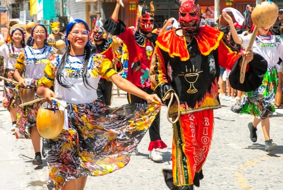 SAN MARTÍN: VUELVE LA INCONTENIBLE ALEGRÍA Y COLORIDO DEL CARNAVAL DE RIOJA