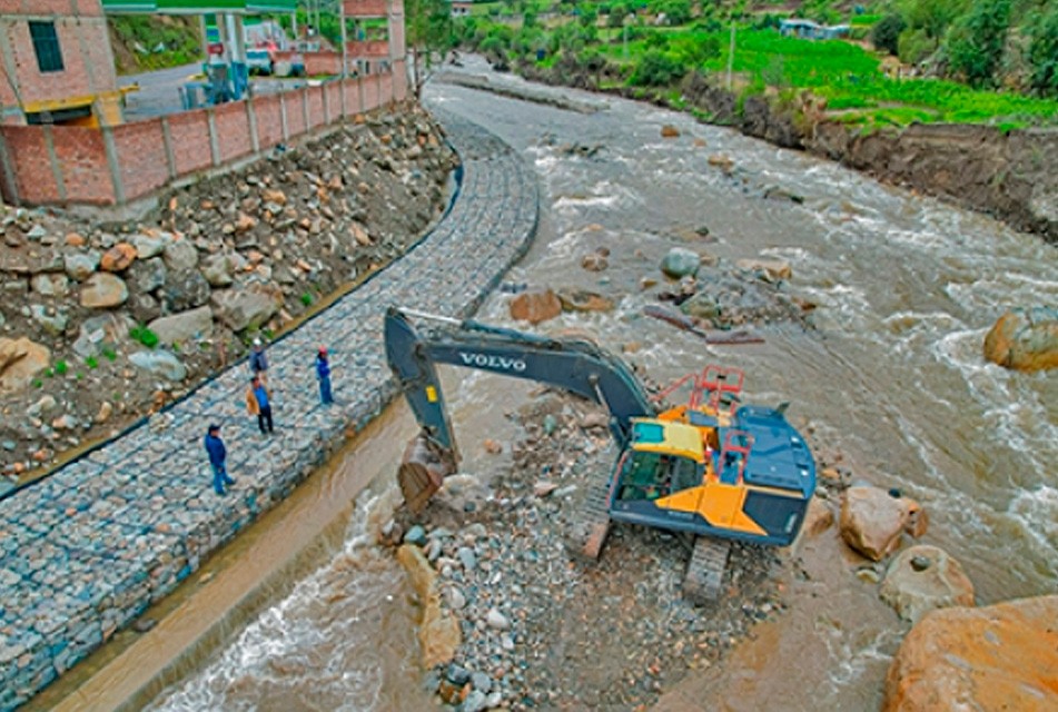 REFUERZAN OBRA DE DEFENSA RIBEREÑA EN CHALHUANCA Y GARANTIZA SEGURIDAD ANTE LLUVIAS INTENSAS