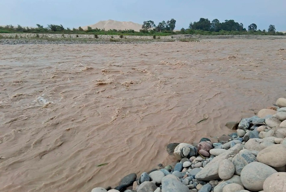 ALERTA EN PISCO POR PELIGROSO AUMENTO DEL CAUDAL DEL RÍO PISCO QUE PODRÍA INUNDAR POBLADOS