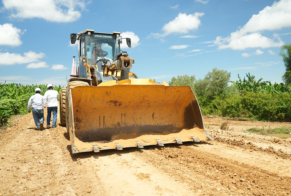 MIDAGRI BRINDA RESPUESTA INMEDIATA CON MAQUINARIA DE LA ANA EN TUMBES