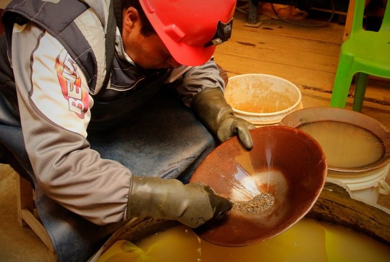 PROPONEN IMPULSAR FIRMA DE CONTRATOS DE EXPLOTACIÓN PARA ORDENAR LA MINERÍA DE PEQUEÑA ESCALA EN EL PERÚ