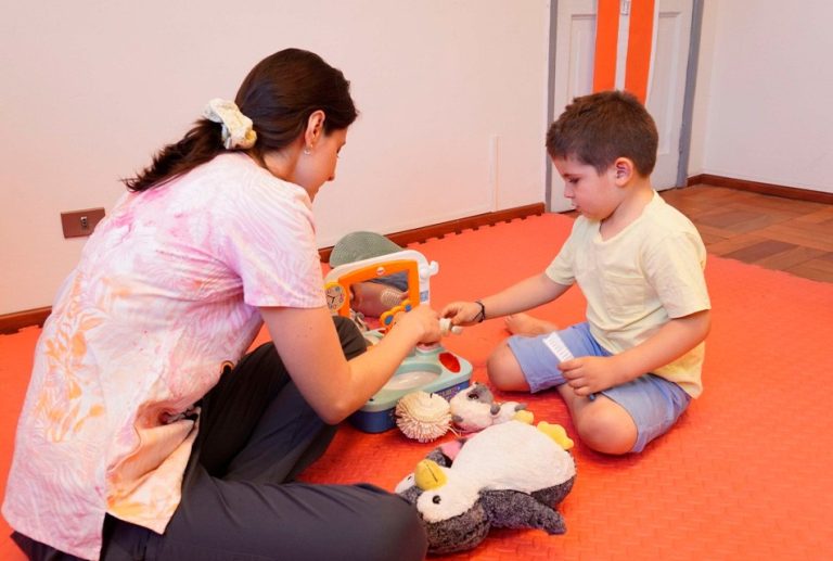 ESPECIALISTA EXPLICA EL IMPACTO DEL ENTORNO Y LOS COLORES EN PERSONAS NEURODIVERSAS