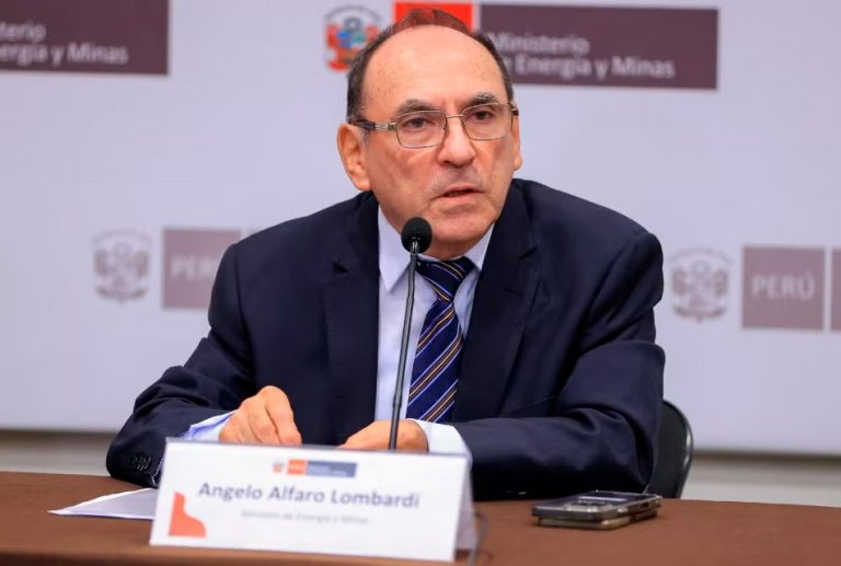 MINISTRO DE ENERGÍA Y MINAS NIEGA DENUNCIA DE AGRESIÓN Y ACUSA "INTERESES ECONÓMICOS" DE SU EXPAREJA