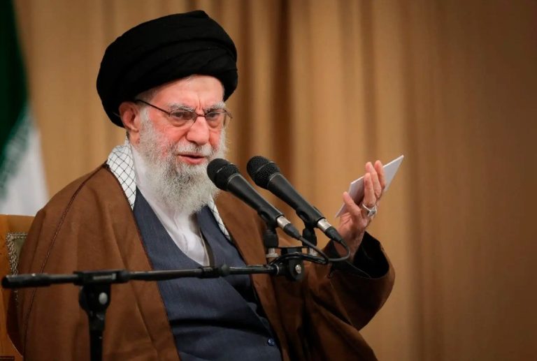 IRÁN CONFIRMA LA MUERTE DEL AYATOLÁ ALI JAMENEÍ