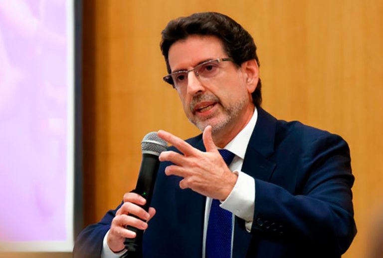 CRISIS POLÍTICA IMPIDE QUE EL PERÚ PUEDA LLEGAR A CRECER 8% ANUAL PARA REDUCIR LA POBREZA