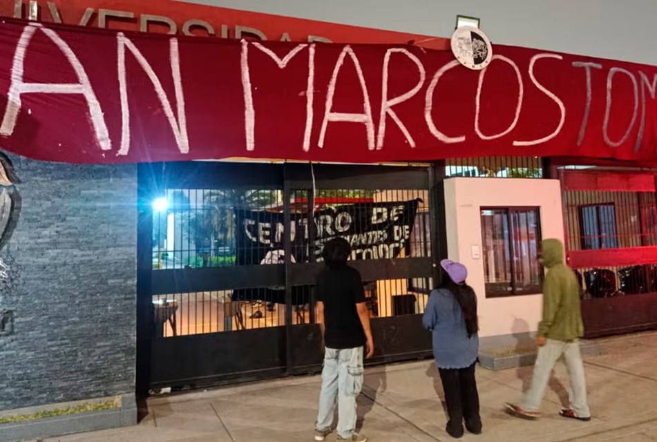 SAN MARCOS BAJO TENSIÓN: ESTUDIANTES TOMAN LA CIUDAD UNIVERSITARIA CONTRA LA REELECCIÓN DE AUTORIDADES