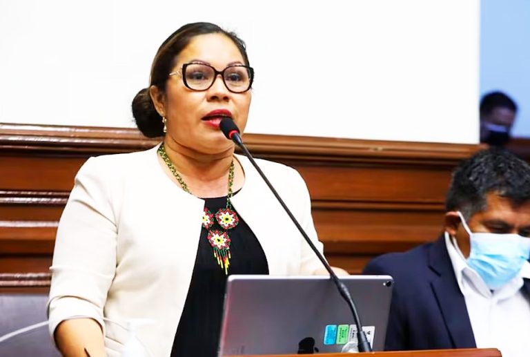 “CONGRESISTA Y PROFESORA FRANCIS PAREDES HACE QUEDAR MAL AL MAGISTERIO POR ACUSACIONES DE CORRUPCIÓN”