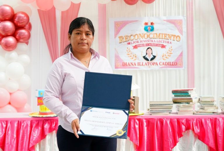 MAESTRA DE LA REGIÓN HUÁNUCO ENTRE LOS MEJORES LECTORES