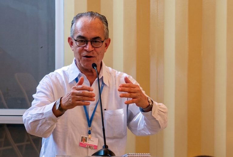LA INTELIGENCIA ARTIFICIAL AMENAZA LA DIGNIDAD HUMANA Y EL EMPLEO GLOBAL, ADVIERTE BERNALES ALVARADO