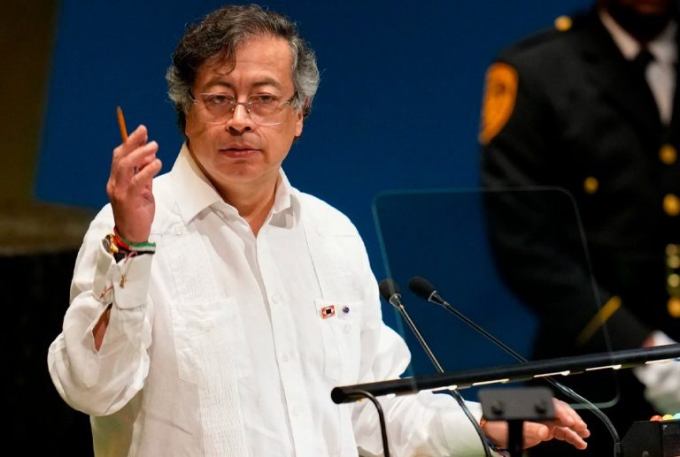 DESAFÍOS DE GOBERNABILIDAD Y EL PAPEL DE GUSTAVO PETRO EN LA OPOSICIÓN