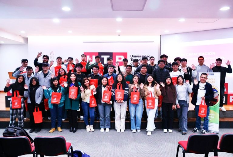 ESTUDIANTES DE AREQUIPA FUERON INFORMADOS SOBRE POTENCIAL GEOLÓGICO NACIONAL Y LA IMPORTANCIA DE LA PRODUCCIÓN DE MINERALES CRÍTICOS