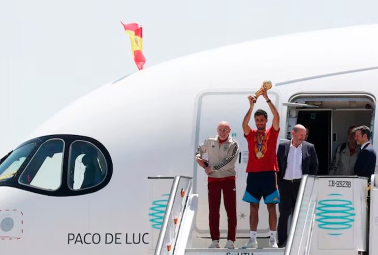 ¡LLEGA EL CAMPEÓN DEL MUNDO! SELECCIÓN DE ESPAÑA ATERRIZA EN EL AEROPUERTO DE MADRID
