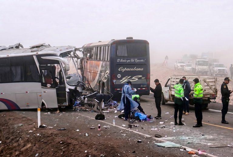 CHOQUE FRONTAL DE BUSES DEJA CINCO MUERTOS Y 15 HERIDOS EN LA PANAMERICANA SUR EN TACNA