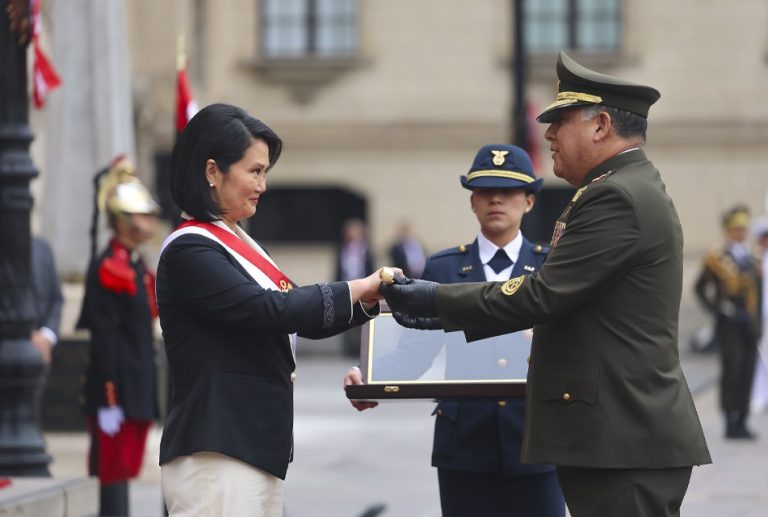 KEIKO FUJIMORI ES RECONOCIDA OFICIALMENTE COMO JEFA SUPREMA DE LAS FUERZAS ARMADAS Y LA POLICÍA NACIONAL