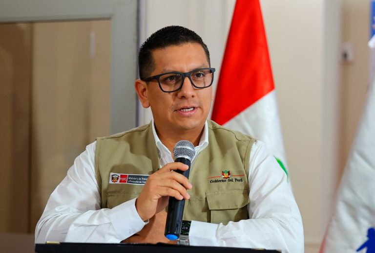 MINISTRO DE TRABAJO RECHAZA ACUSACIONES DE FALSIFICACIÓN Y ASEGURA QUE RESPONDERÁ ANTE LA JUSTICIA