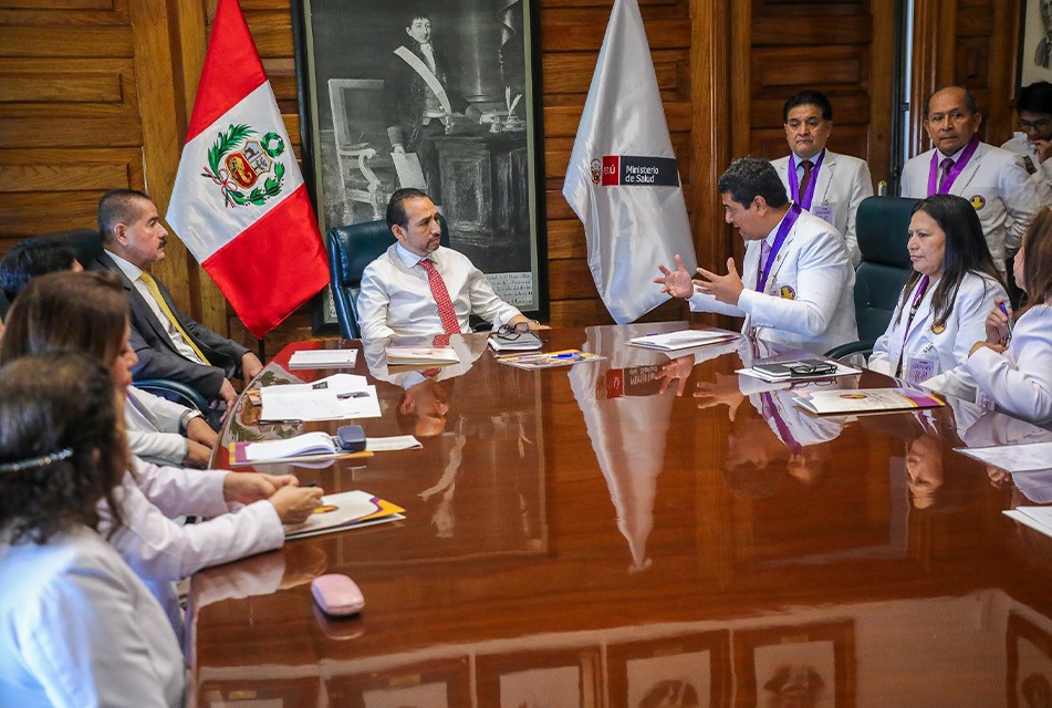 MINISTRO LUIS DYER Y REPRESENTANTES DEL COLEGIO MÉDICO DEL PERÚ TRABAJARÁN JUNTOS PARA MEJORAR LA GESTIÓN ADMINISTRATIVA EN EL SECTOR SALUD