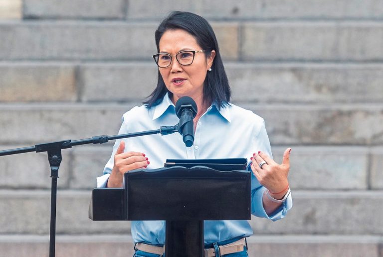 SANTILLANA ADVIERTE QUE KEIKO ARRIESGA SU CREDIBILIDAD AL RESPALDAR LA VERSIÓN POLICIAL SOBRE LOS DETENIDOS EN TRUJILLO