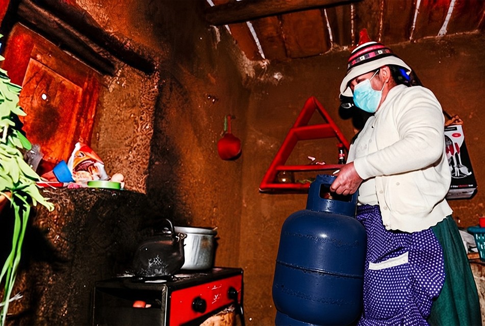 MÁS DE 3 MILLONES DE HOGARES COCINAN CON LEÑA: EL RETO DE LLEVAR ENERGÍA LIMPIA A MÁS PERUANOS