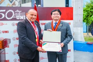 MINISTRO GUILLERMO SHINNO RECIBIÓ RECONOCIMIENTO INSTITUCIONAL DE LA UNIVERSIDAD NACIONAL DE INGENIERÍA