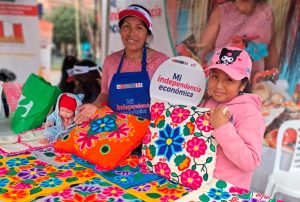 USUARIAS DE JUNTOS EXHIBIERON Y VENDIERON SUS PRODUCTOS EN FERIA QUE BUSCA LA INDEPENDENCIA ECONÓMICA DE EMPRENDEDORAS