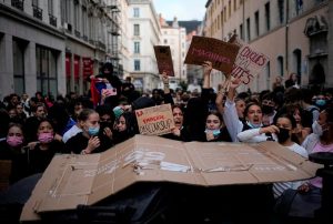 CIENTOS DE ESCUELAS CIERRAN EN FRANCIA POR PROTESTAS ESTUDIANTILES