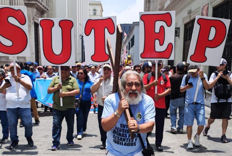 SUTEP CALIFICA DE "TOTAL" EL ACATAMIENTO DEL PARO NACIONAL Y ADVIERTE CON IR A HUELGA INDEFINIDA