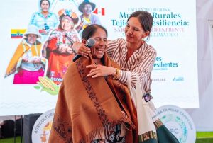 ¡ORGULLO PERUANO! AGRICULTORA PUNEÑA EXALTACIÓN CONDO FUE RECONOCIDA EN ENCUENTRO DE MUJERES RURALES DE LA COMUNIDAD SUIZA EN ECUADOR