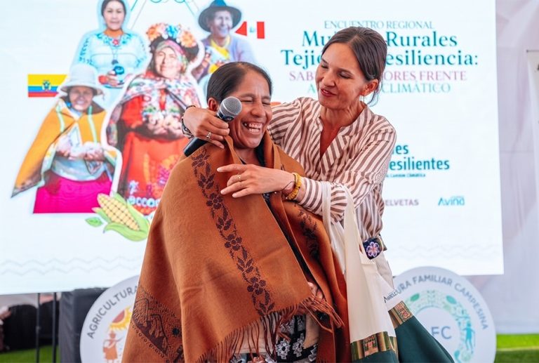 ¡ORGULLO PERUANO! AGRICULTORA PUNEÑA EXALTACIÓN CONDO FUE RECONOCIDA EN ENCUENTRO DE MUJERES RURALES DE LA COMUNIDAD SUIZA EN ECUADOR